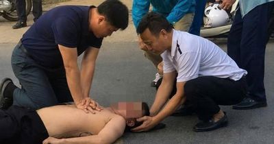 Trên đường đi làm về gặp người bất tỉnh bên đường, các y bác sĩ lao vào cấp cứu