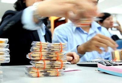 Giá vàng thế giới thủng mốc 4.200 USD/ounce, trong nước tiếp tục lao dốc
