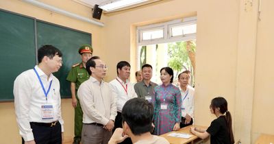 Bộ trưởng Hoàng Minh Sơn động viên thí sinh trước ngày thi