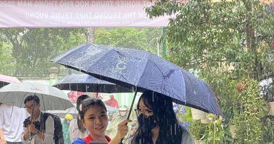 TP Hồ Chí Minh: Thí sinh đội mưa đi làm thủ tục dự thi tốt nghiệp THPT