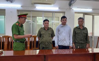 Khởi tố thanh niên che biển số xe, tạt sơn vào nhà dân
