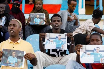 Người dân Somali đón trọng tài Omar Abdulkadir Artan trở về