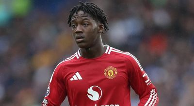Học theo công thức PSG, Carrick trao vai trò mới cho Mainoo