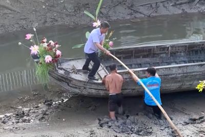 Đoàn nhà trai đẩy đò khỏi mắc cạn để kịp giờ đón dâu