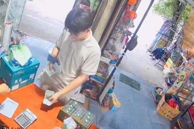 Chủ quán giật mình khi khách Trung Quốc trả thừa quá nhiều tiền