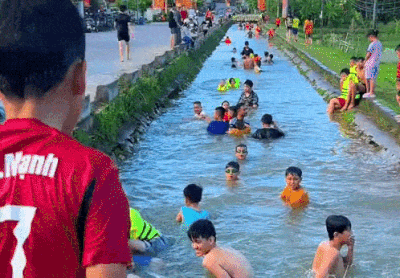 Con mương ngay sát đường lớn, đông nghịt người tắm tại Thanh Hóa