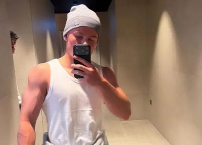 Cơ bắp ấn tượng của con trai Rooney