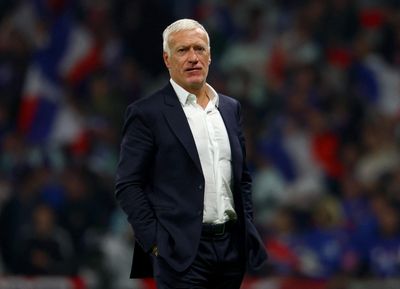 HLV Deschamps đáp trả chỉ trích khi xếp Mbappe đá cắm