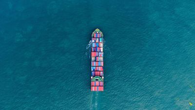 Mỹ tắt GPS giữa đại dương, tàu Trung Quốc lạc trôi 33 ngày trên biển