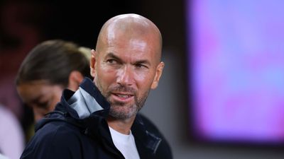 Zidane sẵn sàng tái xuất bóng đá
