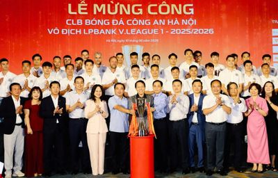 CLB Công an Hà Nội mừng công ngôi vô địch LPBank V.League