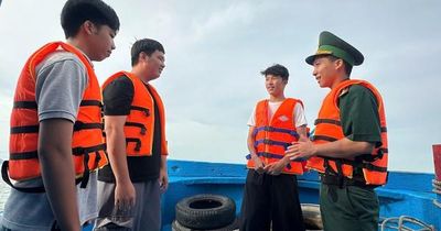 Chuyến đò đặc biệt đưa 30 sĩ tử 'vượt sóng' đi thi tốt nghiệp THPT