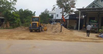 Một phường ở Huế có 20 bãi tập kết cát, sỏi trái phép, sẽ xử lý ra sao?