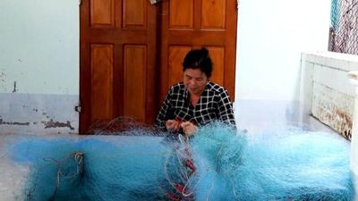 Nghề mưu sinh từ những tấm lưới rách