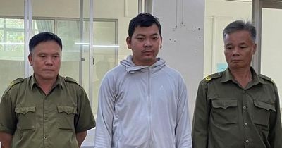 Khởi tố thanh niên dùng bạt che biển số xe rồi tạt sơn nhà hàng xóm