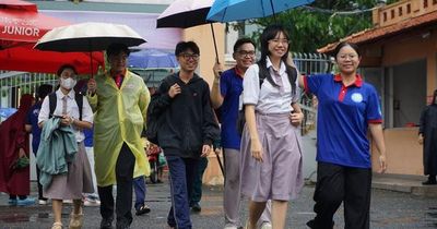 Mưa lớn trước ngày thi, sĩ tử TPHCM thấp thỏm nỗi lo đến muộn