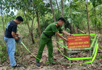 Chạm mặt 'vật thể lạ' trong rẫy, người dân lập tức trình báo