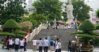 Thí sinh TPHCM đến chùa Việt Nam Quốc Tự cầu an trước kỳ thi tốt nghiệp THPT