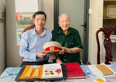 Say mê sưu tầm kỷ vật, giữ lửa truyền thống cách mạng
