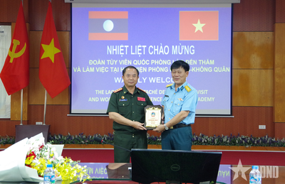 Tùy viên Quốc phòng Lào thăm, làm việc tại Học viện Phòng không - Không quân