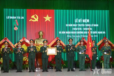 Lữ đoàn Tăng thiết giáp 26 đón nhận Huân chương Bảo vệ Tổ quốc hạng Ba