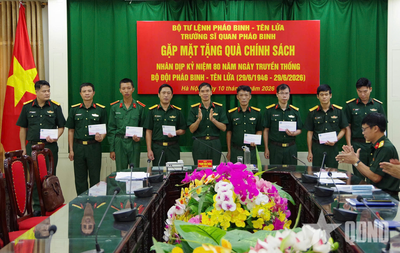 Trường Sĩ quan Pháo binh tổ chức gặp mặt, tặng quà chính sách