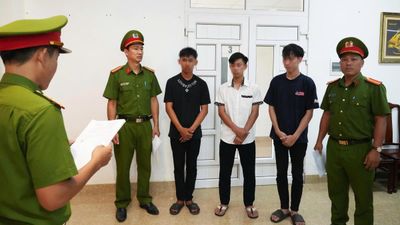 Khởi tố 3 thiếu niên tụ tập bốc đầu xe, gây rối trật tự công cộng ở Phú Lộc