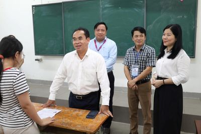 Lãnh đạo thành phố Đà Nẵng kiểm tra các điểm thi, động viên các thí sinh trước thềm Kỳ thi Tốt nghiệp THPT 2026