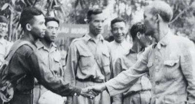 Nhà báo Từ Giấy: Giáo sư Y học - Ngòi bút xuất sắc của quân đội