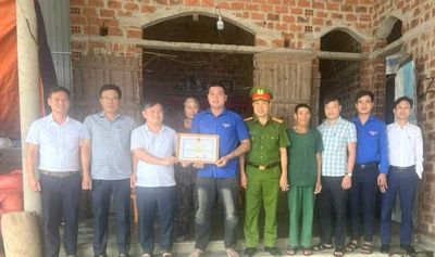 Khen thưởng thanh niên dũng cảm cứu người đuối nước ở Hà Tĩnh