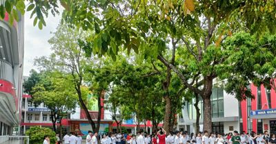 Phụ huynh đồng hành cùng sĩ tử trong kỳ thi tốt nghiệp THPT 2026