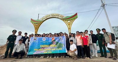 Học sinh xã đảo vượt biển vào đất liền dự thi tốt nghiệp THPT