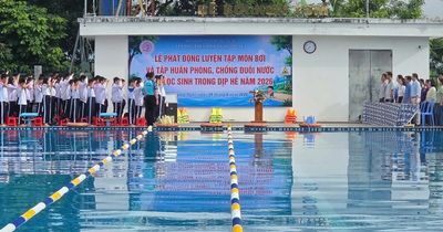 Học sinh Trường Lý Tự Trọng hưởng ứng phong trào học bơi, rèn kỹ năng an toàn dịp hè