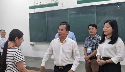 Phó Chủ tịch TP Đà Nẵng chúc thí sinh tự tin và nỗ lực làm bài thi