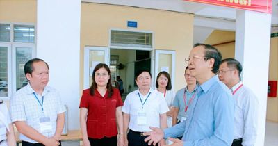 Thứ trưởng Phạm Ngọc Thưởng kiểm tra công tác chuẩn bị thi tốt nghiệp THPT tại Ninh Bình