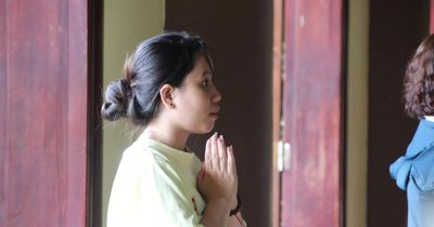 Sĩ tử Đà Nẵng lên chùa Linh Ứng tìm tĩnh tâm trước giờ thi