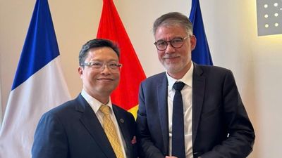 Đại sứ Việt Nam tại Pháp Trịnh Đức Hải tiếp Bí thư thứ nhất Đảng Xã hội Pháp Olivier Faure