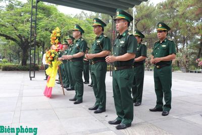 Dâng hương tri ân các anh hùng, liệt sĩ tại Quảng Trị