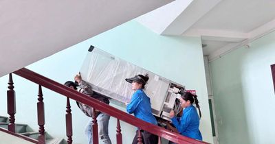 Đoàn viên, thanh niên 'đội nắng' hỗ trợ người dân di dời tài sản 'nhường chỗ' cho sân bay Gia Bình