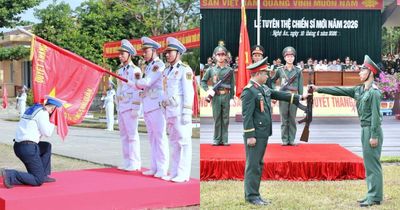 Chiến sĩ mới nhận vũ khí và tuyên thệ dưới Quân kỳ Quyết thắng
