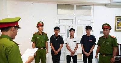 Khởi tố 3 đối tượng 'biểu diễn' bốc đầu xe máy trên quốc lộ