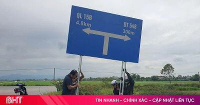 Sửa chữa biển chỉ dẫn, biển báo giao thông sau phản ánh của Báo và PTTH Hà Tĩnh