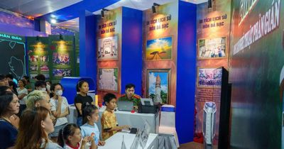 Khám phá 'Bức tường An ninh mạng' trên phố đi bộ Nguyễn Huệ