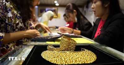 Giá vàng chạm đáy 11 tuần trước khả năng lãi suất tiếp tục ở mức cao