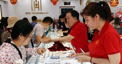 Giá vàng giảm mạnh sau cơn sốt: Nhà đầu tư cần thận trọng hơn