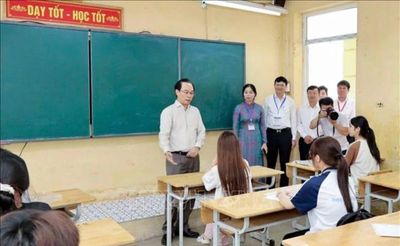 Bộ trưởng Hoàng Minh Sơn kiểm tra điểm thi, động viên thí sinh trước giờ G thi tốt nghiệp THPT