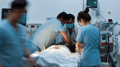 Cứu sống bệnh nhân Campuchia chấn thương sọ não nguy kịch sau tai nạn