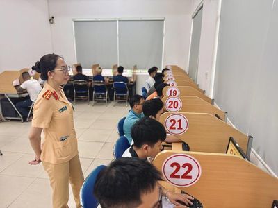Thi bằng lái xe: Bộ Công an đề xuất tăng câu hỏi lý thuyết, bỏ sát hạch mô phỏng