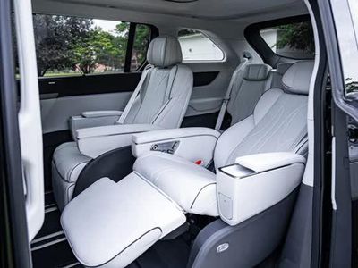 'Chuyên cơ mặt đất' mạnh 503 mã lực, trang bị tối tân, giá hơn 1,8 tỷ đồng, so kè cùng Toyota Alphard