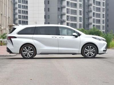 Toyota trình làng xe MPV hybrid dài hơn 5,1 mét, công suất 246 mã lực, giá hấp dẫn
